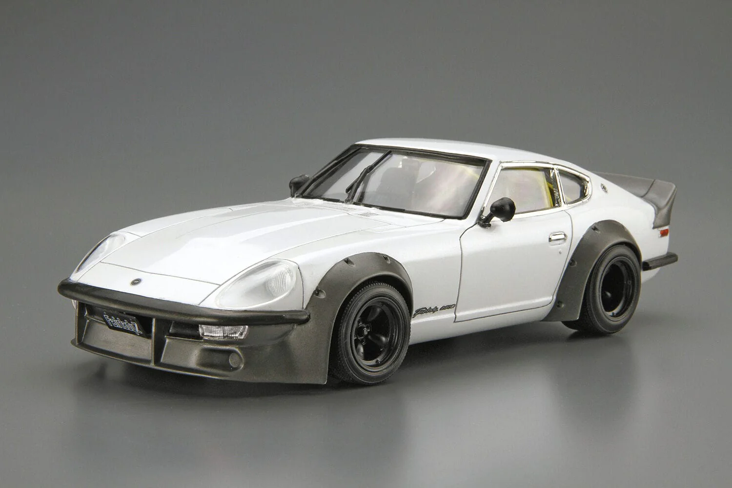 Aoshima 1/24 Nissan S30 Fairlady Z Aero Custom Ver.2 1975 Plastic Model Kit [020063]