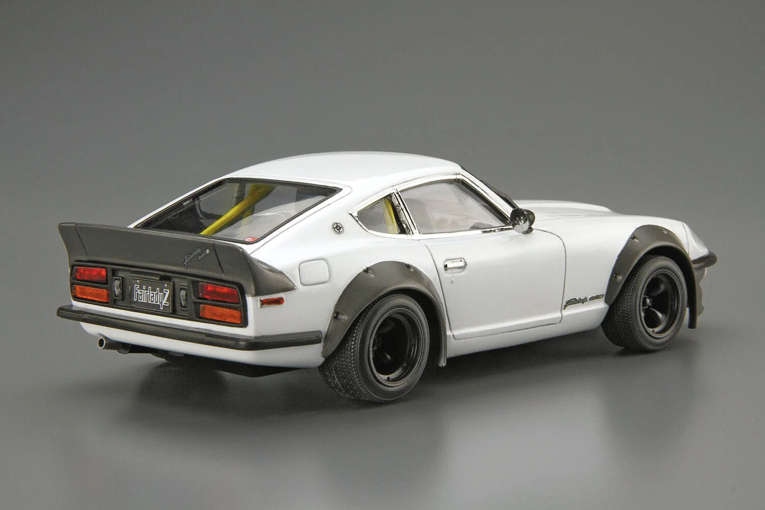 Aoshima 1/24 Nissan S30 Fairlady Z Aero Custom Ver.2 1975 Plastic Model Kit [020063] - Image 2