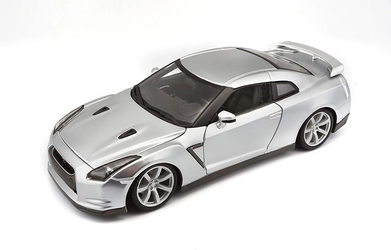 Bburago 1/18 2009 Nissan GT-R (R-35) Silver Diecast Model