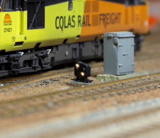 DCC Concepts Alpha Mimic 12X 4 Led UK Modern Ground Signal - Image 4