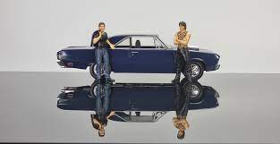 DDA 1/18 Wog Boy 1969 VF Valiant w/Figures - Image 3
