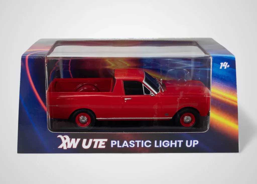 DDA 1/24 Red XW Standard Ford Ute Spectra Rides Plastic Light Up Model