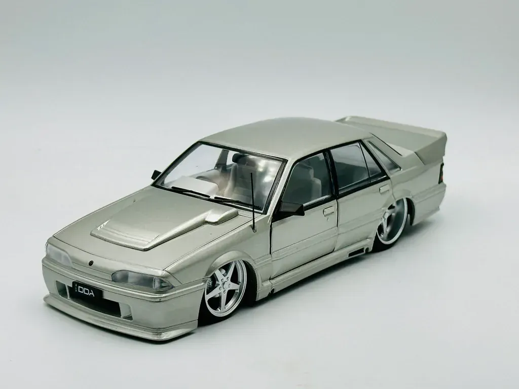 DDA 1/24 (S) Silver VL Custom Walkinshaw Sfragismeno - Opening Front Doors Only