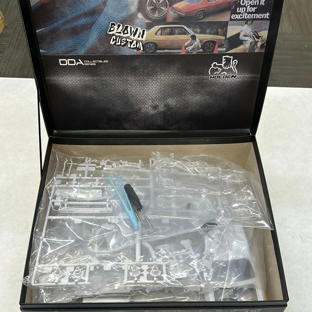 DDA 309K 1/24 Holden HQ Blown 4 Door Slammed Plastic Model Kit - Image 5