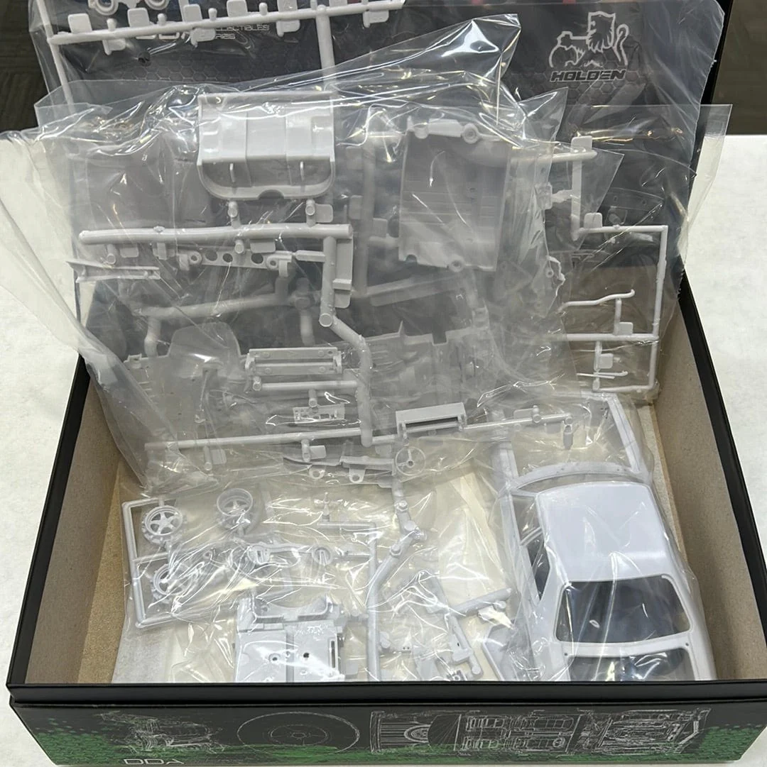 DDA 309K 1/24 Holden HQ Blown 4 Door Slammed Plastic Model Kit - Image 6