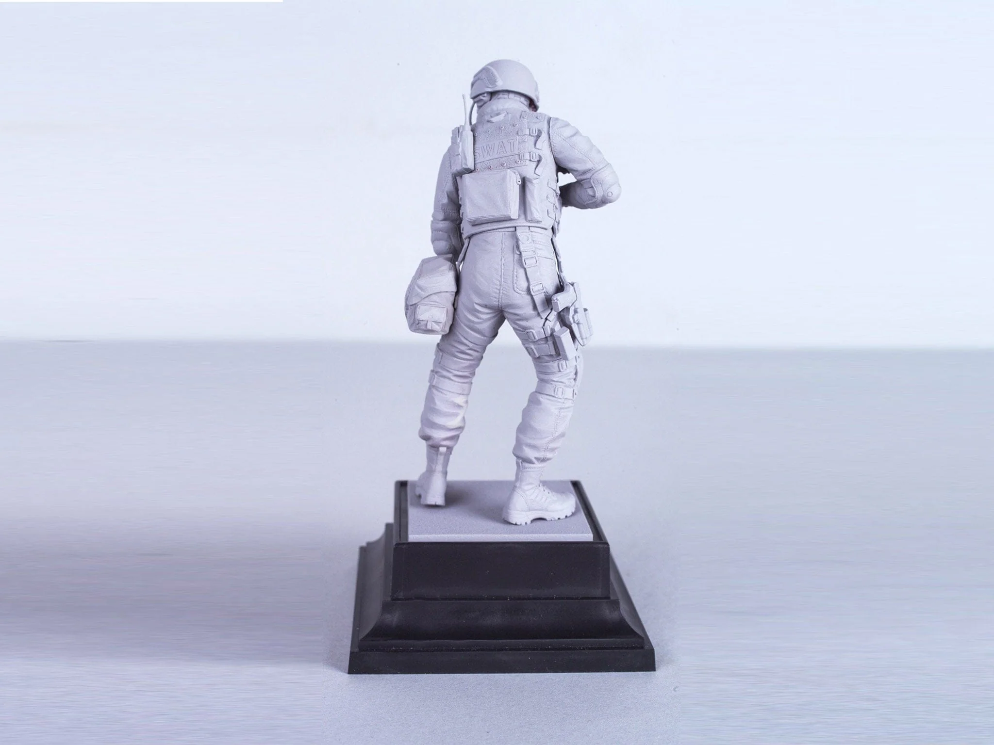 ICM 1/16 S.W.A.T. Team Leader Plastic Model Kit - Image 3