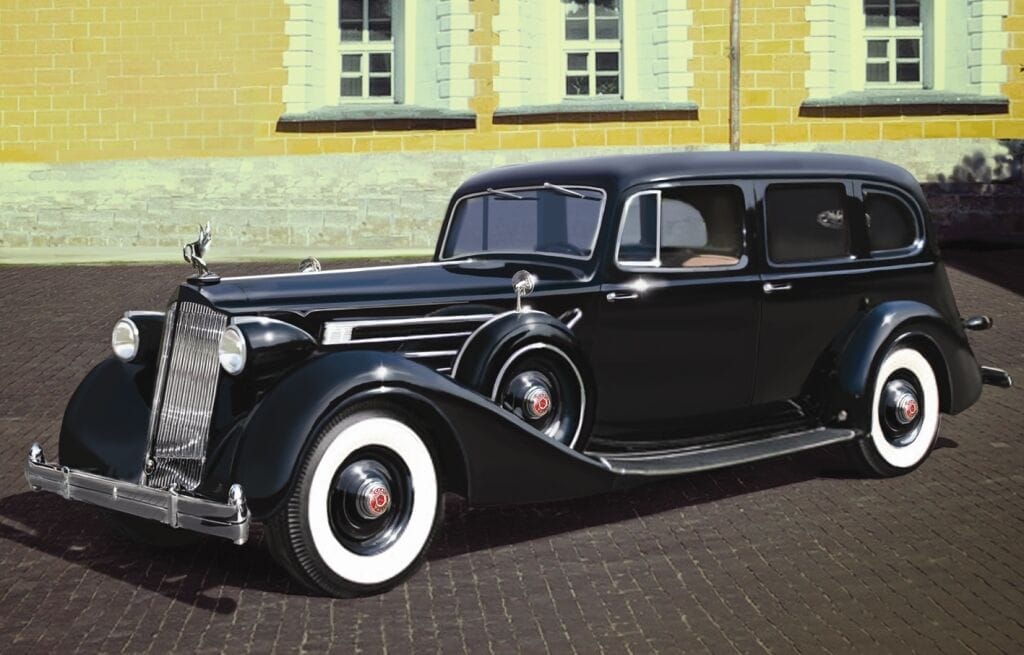 ICM 1/35 Packard Twelve (Model 1936) WWII Soviet Leaders Car with Passengers (5 Figures) Plastic Model Kit