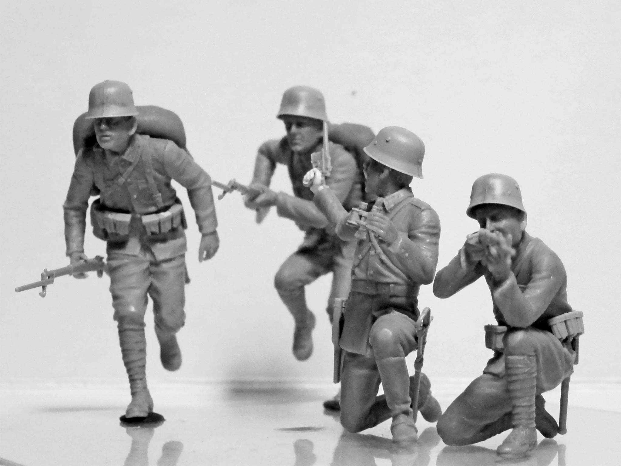 ICM 1/35 Turkish Infantry (1915-1918) (4 Figures) Plastic Model Kit - Image 2