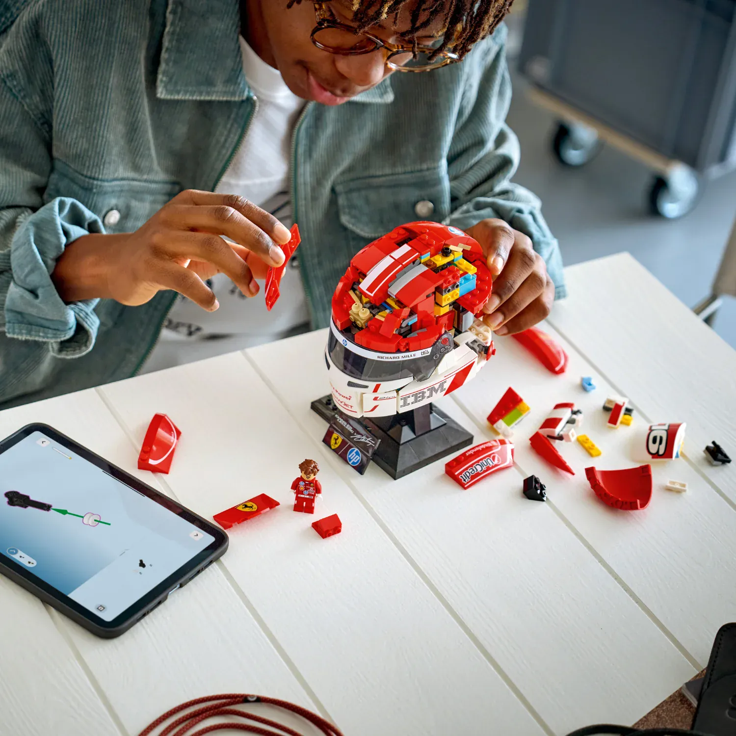 LEGO Editions: Scuderia Ferrari HP Charles Leclerc Helmet [43014] - Image 6