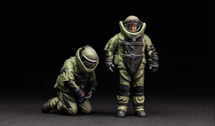 Meng 1/35 U.S. Explosive Ordnance Disposal Specialists & Robots Plastic Model Kit - Image 3