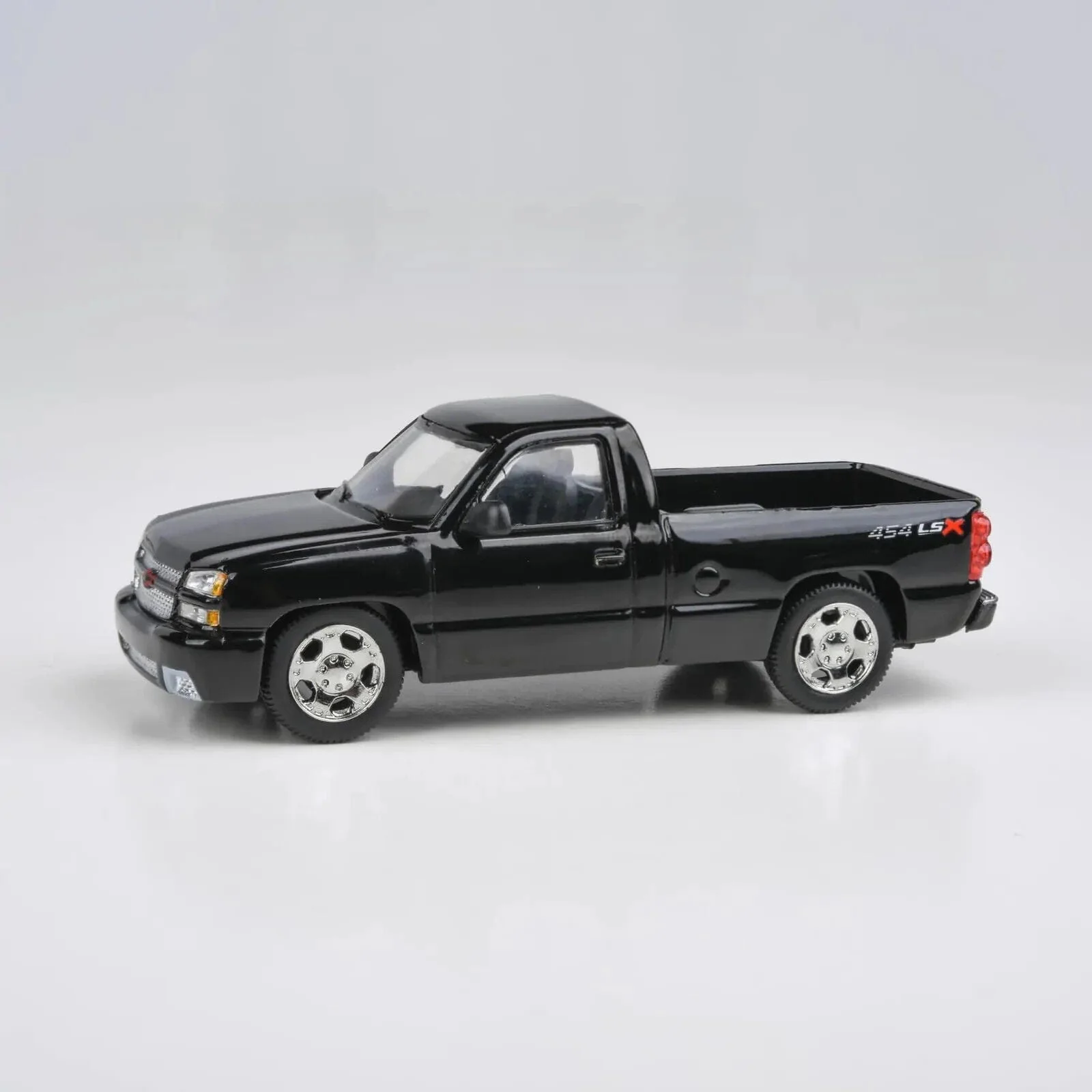 Para64 1/64 2006 Chevrolet Silverado Single Cab Onyx Black Diecast Model Car - Image 2