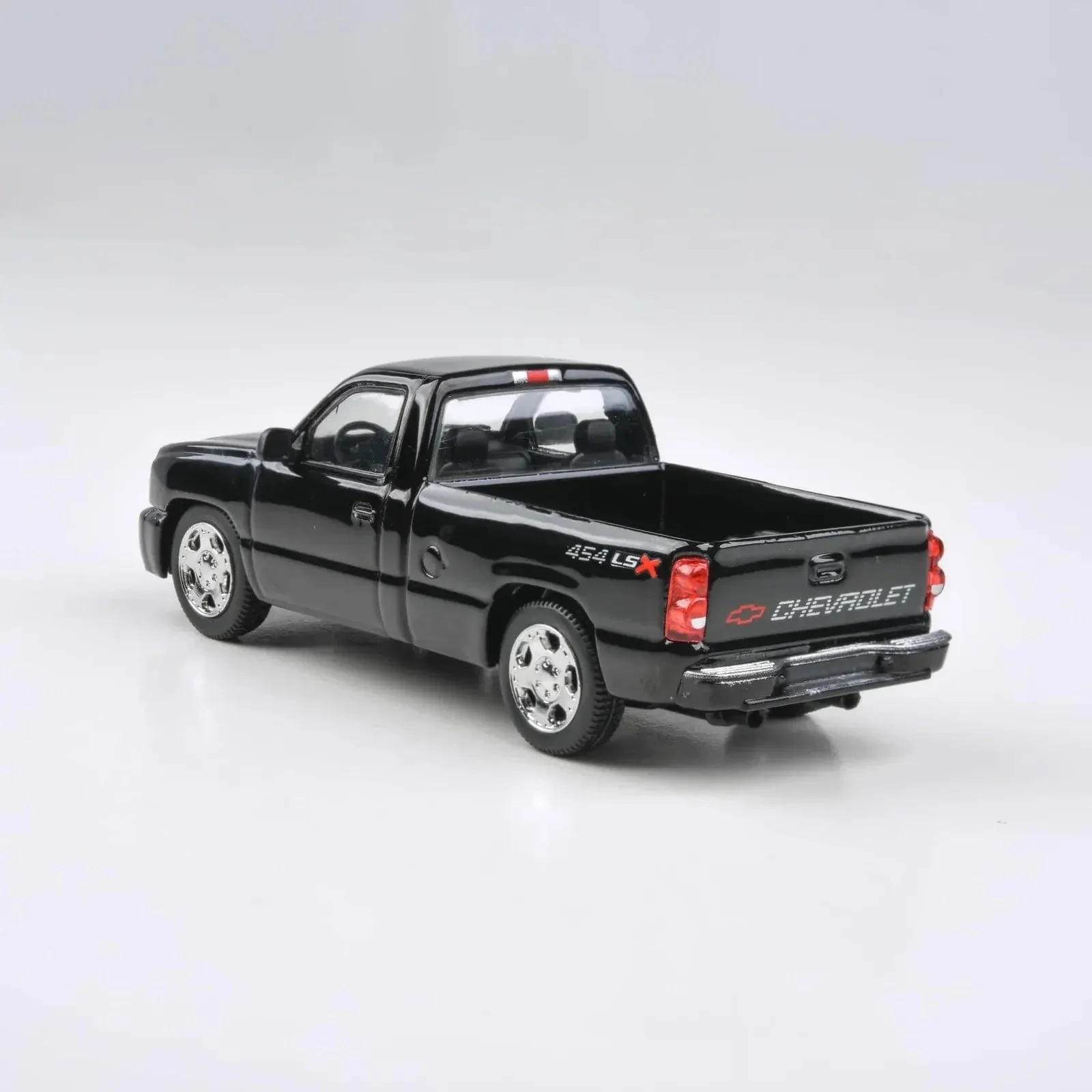 Para64 1/64 2006 Chevrolet Silverado Single Cab Onyx Black Diecast Model Car - Image 4