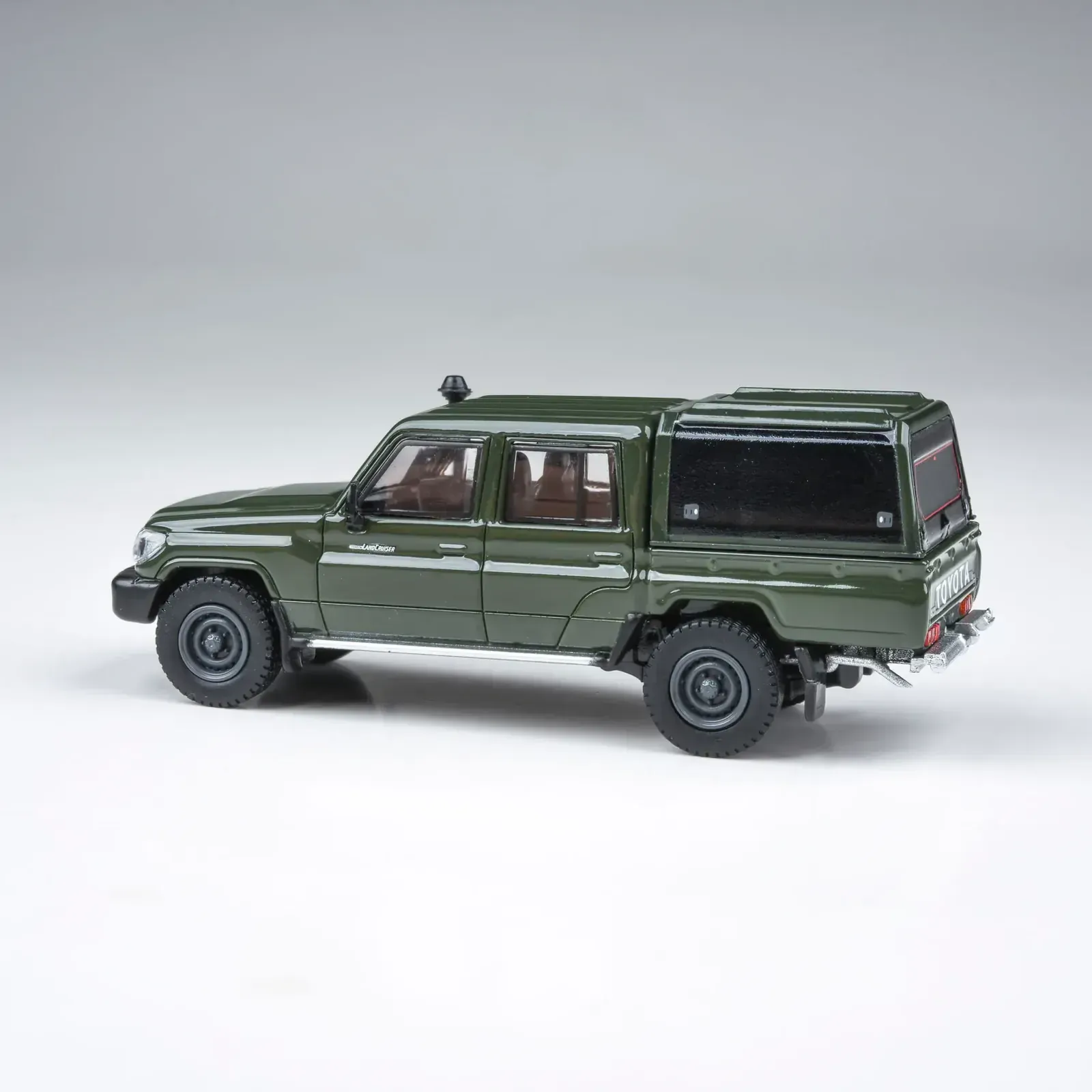Para64 1/64 2014 Toyota Land Cruiser Dbl Cab Pickup LC79 Military Green RHD - Image 3
