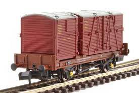 Rapido UK N BR Conflat P No. B933233 (with crimson containers)