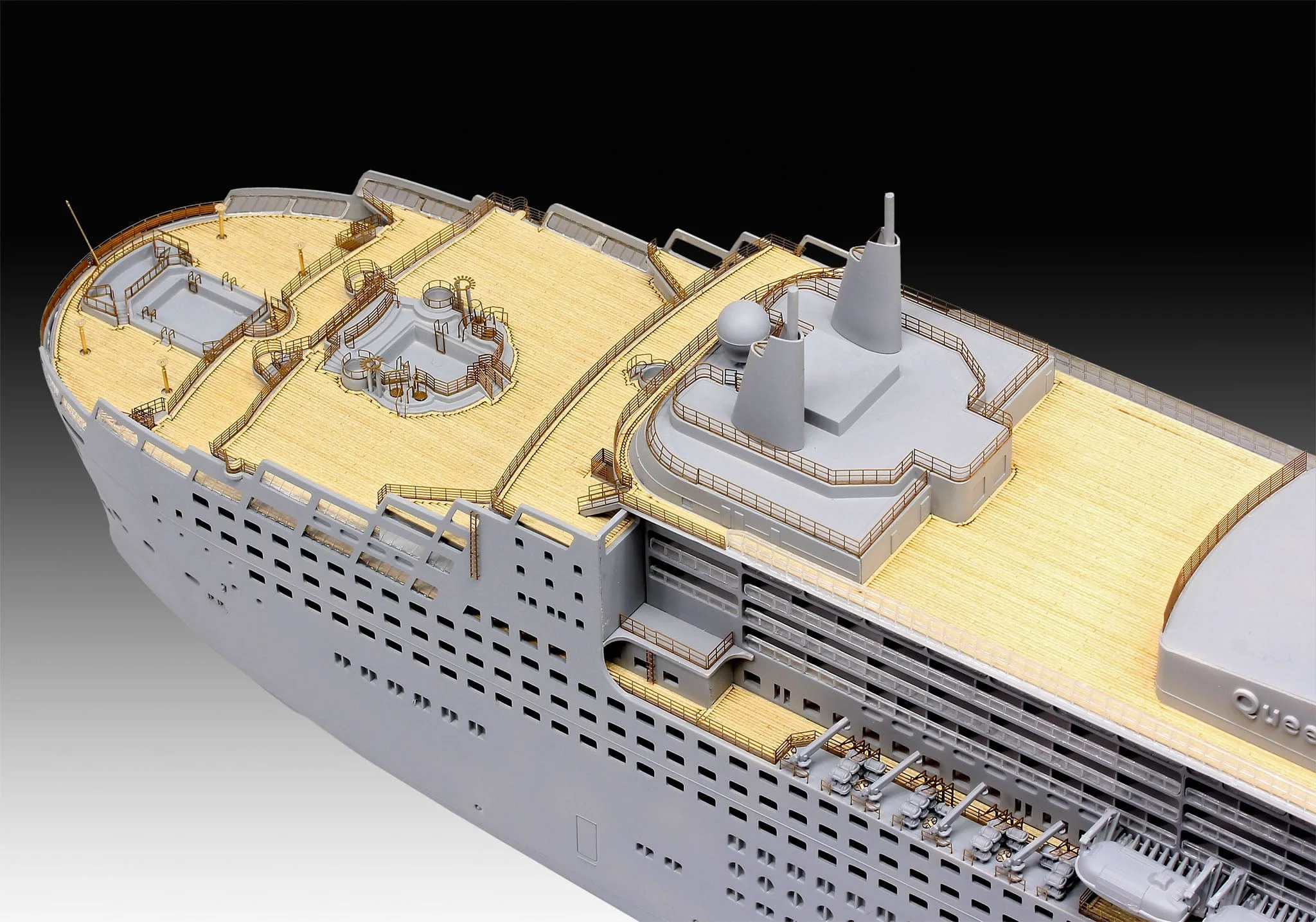 Revell 1/400 Queen Mary 2 Platinum Edition - Image 3