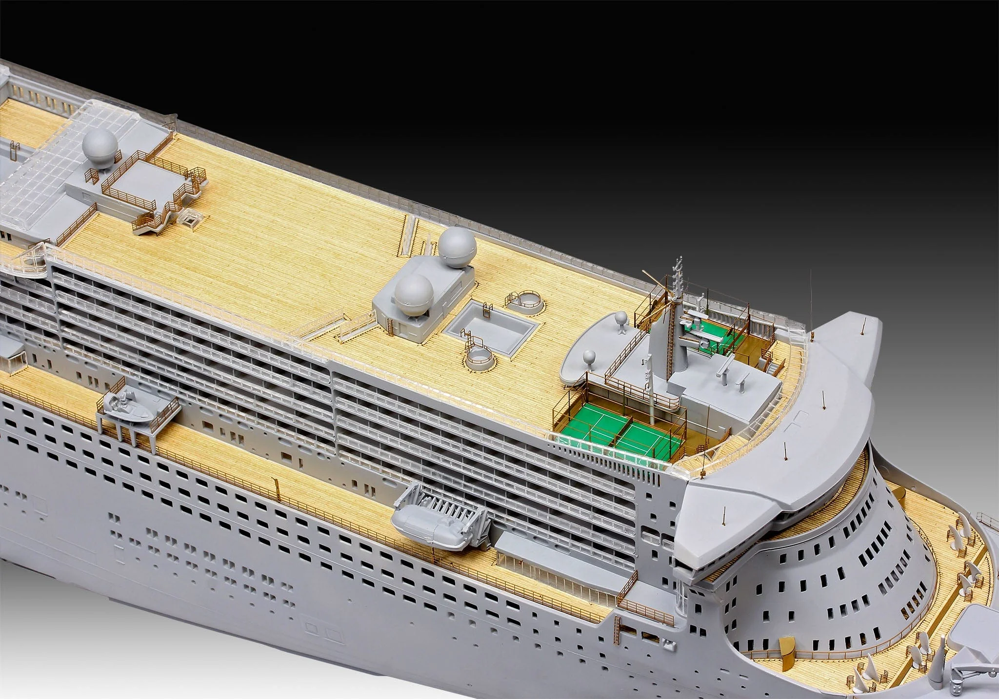 Revell 1/400 Queen Mary 2 Platinum Edition - Image 4