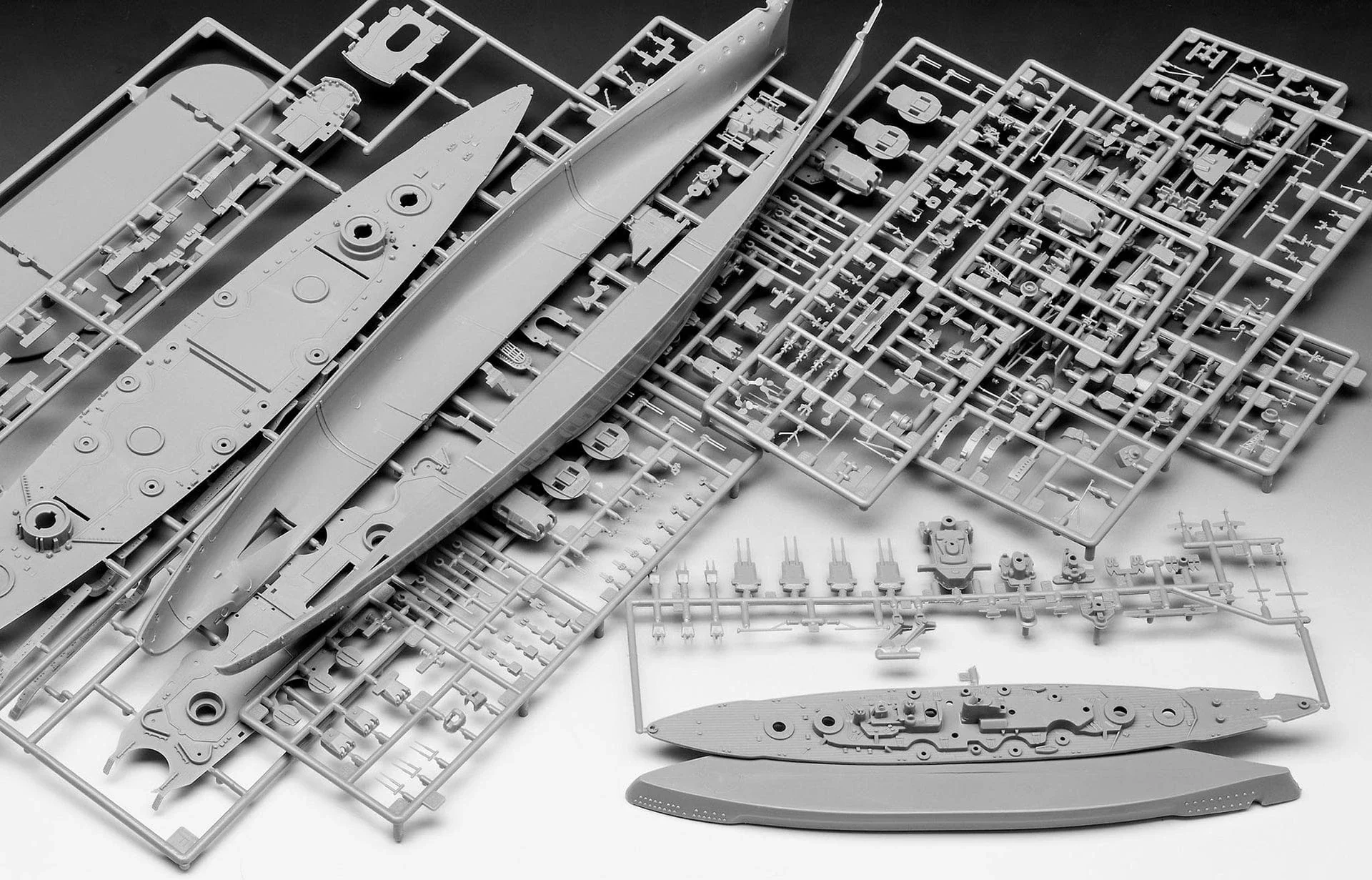 Revell 1/700 The Legendary Bismarck Plastic Model Gift Set [05637] - Image 5