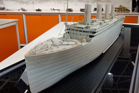 Trumpeter 03719 1/200 Titanic (w/ LED Light Set) Plastic Model Kit - Image 4