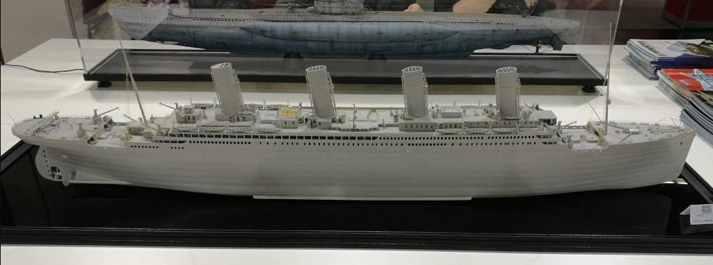 Trumpeter 03719 1/200 Titanic (w/ LED Light Set) Plastic Model Kit - Image 5